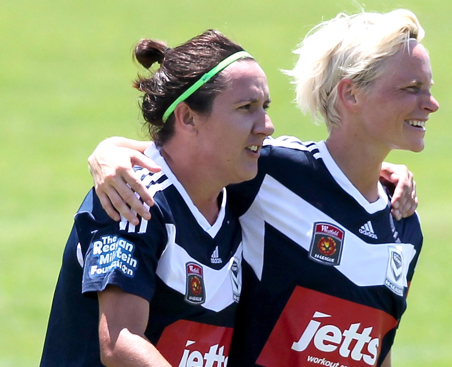 Lisa De Vanna and Jess Fishlock playing for Melbourne Victory in 2014