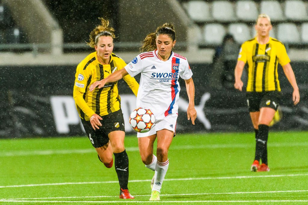Dylan Holmes of BK Häcken and Daniëlle van de Donk fighting for the ball (Source: GettyImages) Dylan Holmes of BK Häcken and Daniëlle van de Donk fighting for the ball (Source: GettyImages)