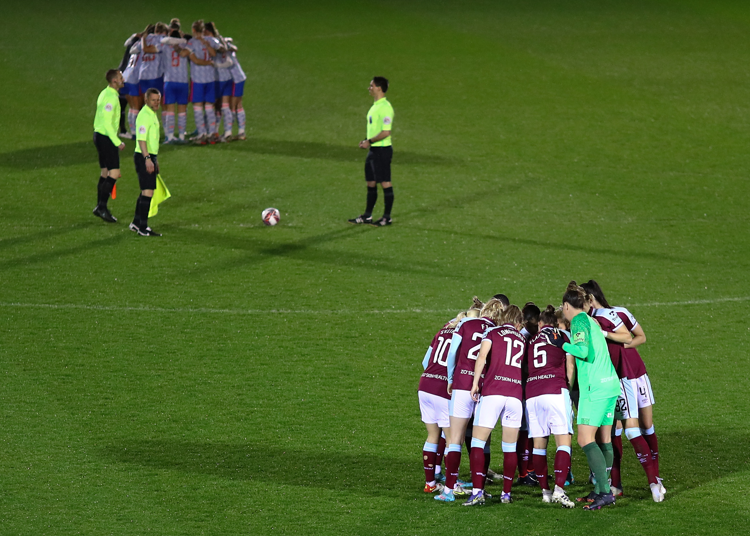 Both teams huddle prior to the Barclays FA Women's Super League match between West Ham United Women and Manchester United Women at Chigwell Construction Stadium on March 16, 2022 in Dagenham, England. (Photo by Jacques Feeney/Getty Images)