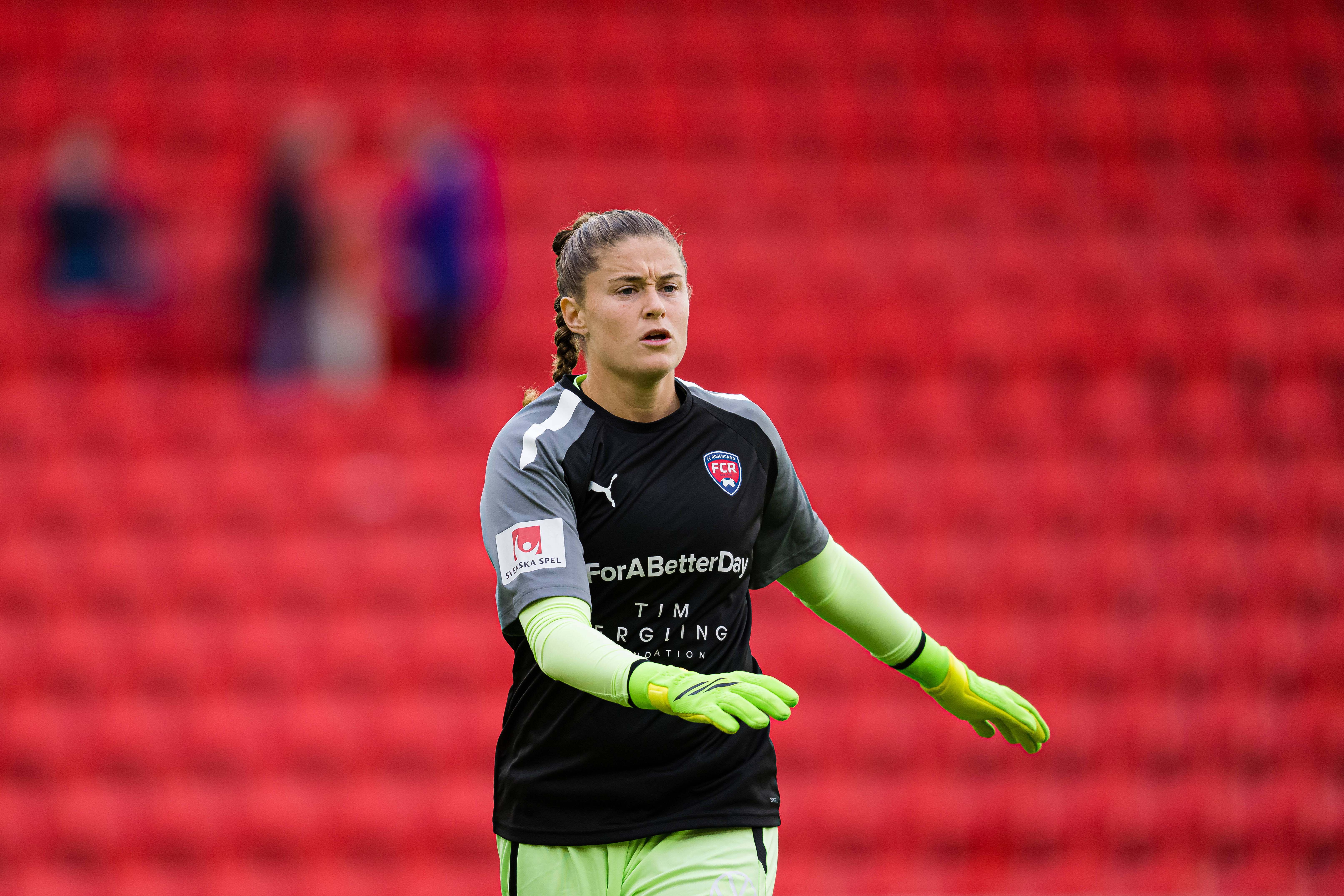 Teagan Micah warming up for FC Rosengård