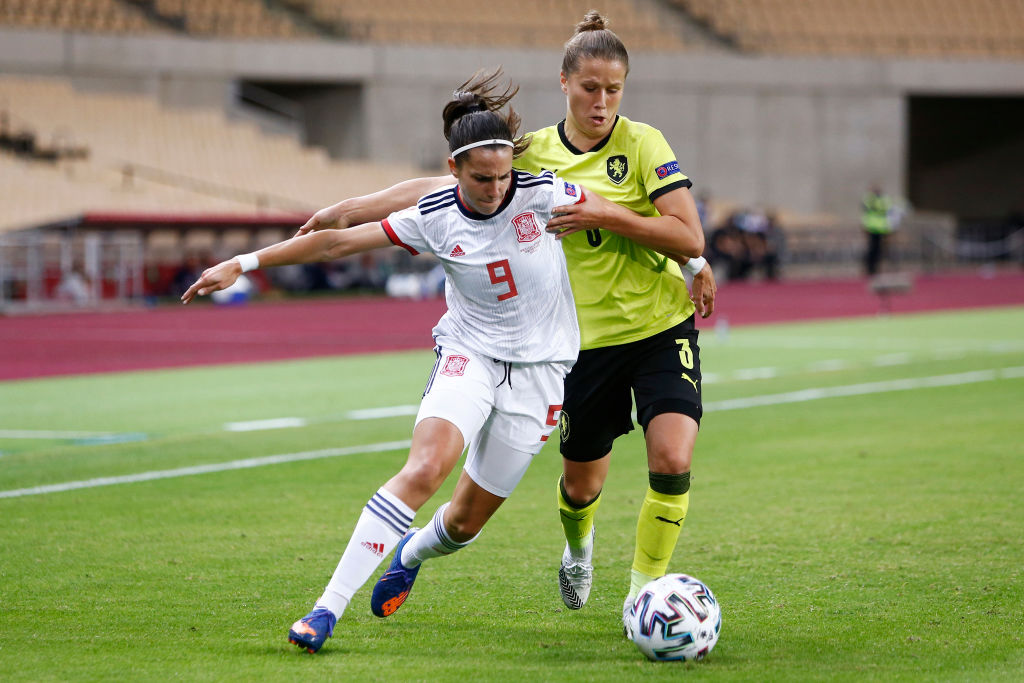 Marta Cardona (front) of Spain is challenged by Eliska Sonntagova of Czech Republic during the UEFA Women's EURO 2022 qualifier match between Spain Women's and Czech Republic Women's at Estadio de La Cartuja on October 23, 2020 in Seville, Spain. Sporting stadiums around Spain remain under strict restrictions due to the Coronavirus Pandemic as Government social distancing laws prohibit fans inside venues resulting in games being played behind closed doors. (Photo by Fran Santiago/Getty Images)