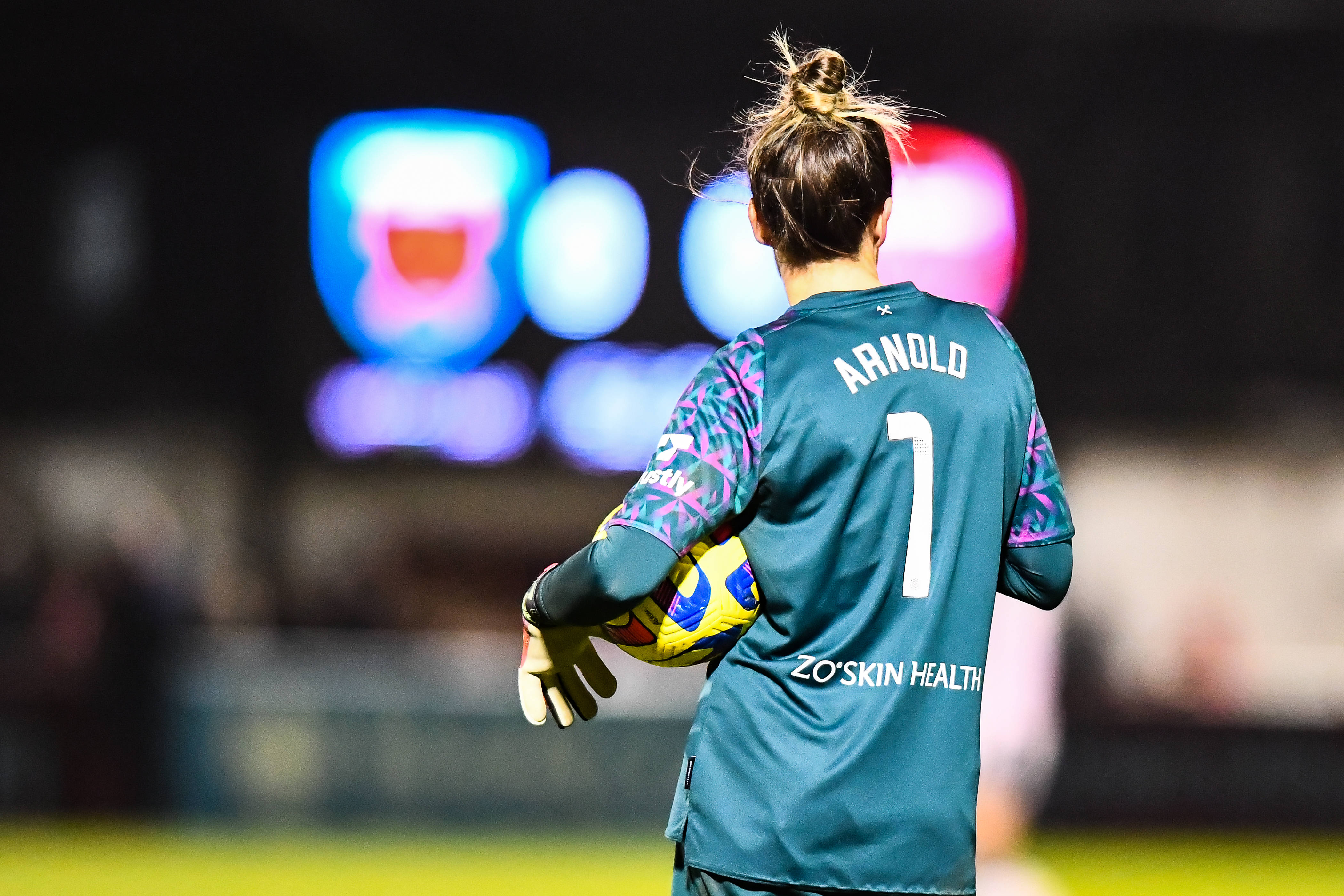 Goalkeeper Mackenzie Arnold (1 West Ham) holding ball during the Barclays FA Womens Super League game between West Ham United v Arsenal at Dagenham and Redbridge s Chigwell Construction Stadium.England. (K Hodgson/SPP)
