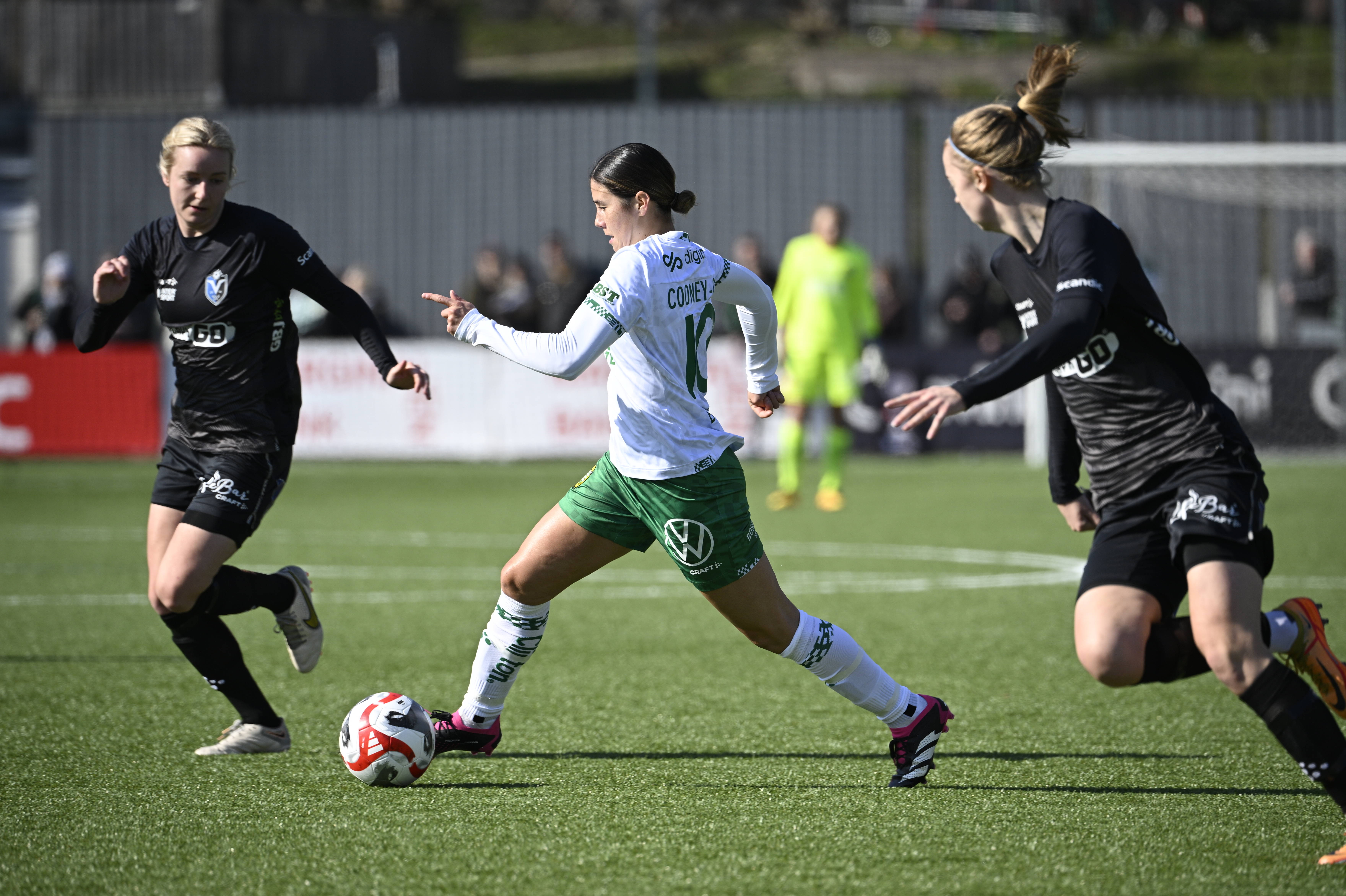 Hammarbys Kyra Cooney Cross center and Växjös Alexandra Jonasson tv during Saturdays soccer match in the Womens Swedish League between Hammarby IF and Växjö DFF at Hammarby Hammarbys Kyra Cooney Cross center and Växjös Alexandra Jonasson tv during Saturdays soccer match in the Womens Swedish League between Hammarby IF and Växjö DFF at Hammarby