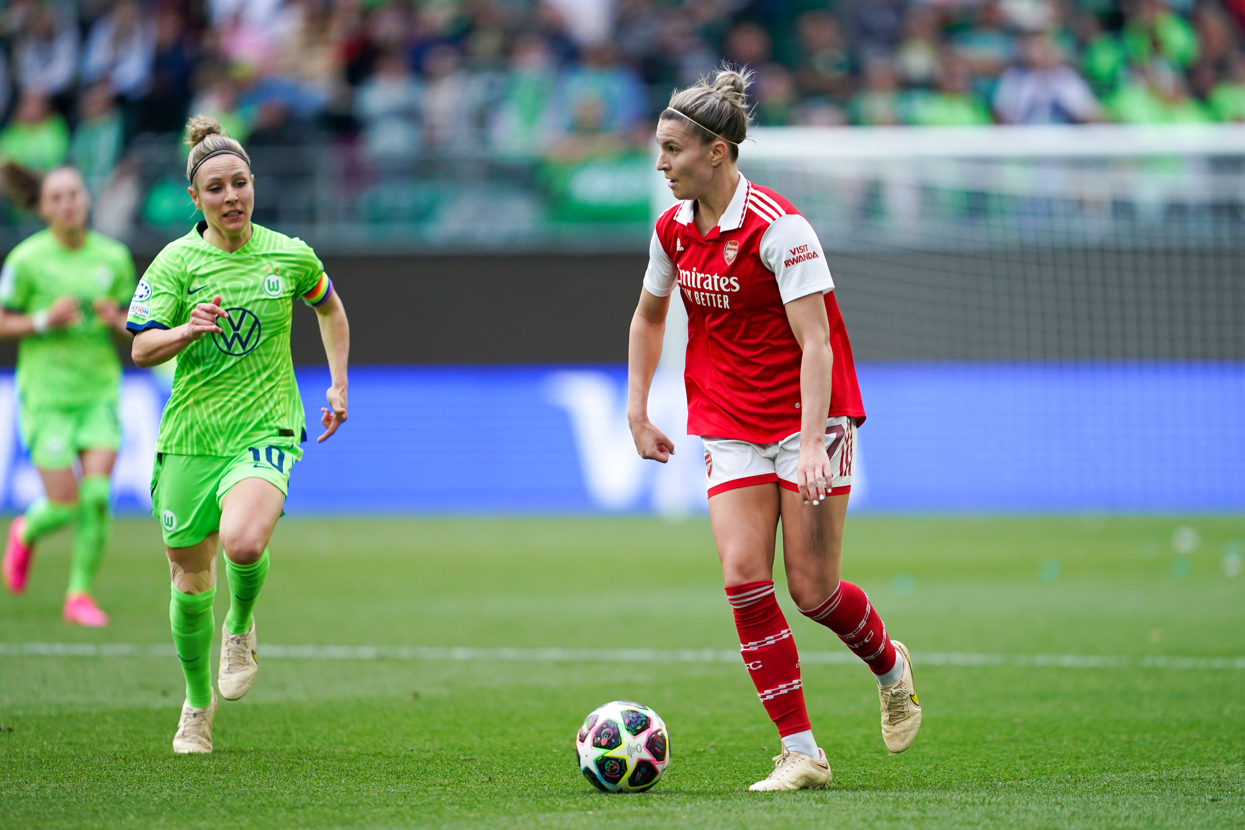 Steph Catley (7 Arsenal) controls the ball during the UEFA Womens Champions League quarterfinal football match between VFL Wolfsburg and Arsenal FC at Volkswagen Arena in Wolfsburg, Germany. (Daniela Porcelli / SPP)