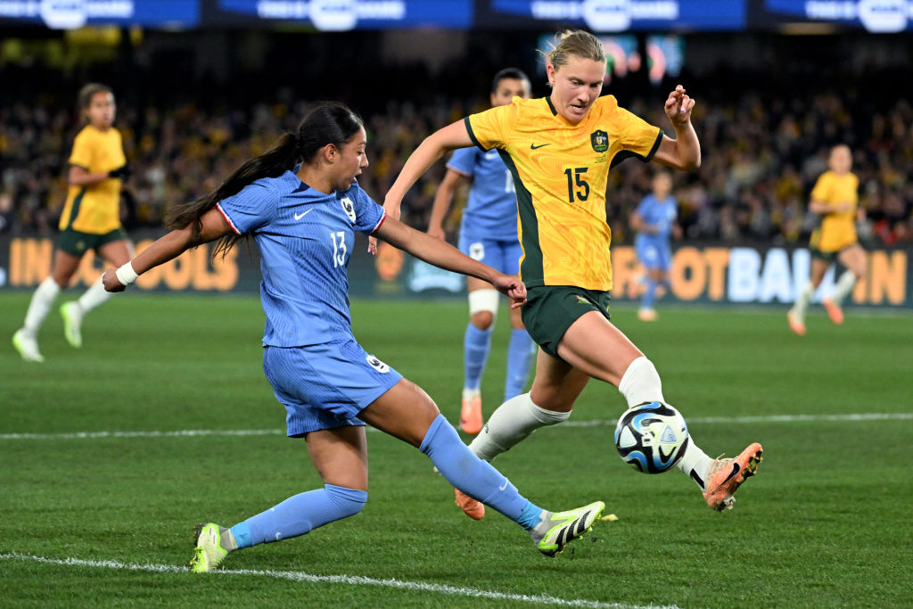 La Française Selma Bacha (à gauche) fait une croix alors que l'Australienne Clare Hunt (à droite) défend lors du match international de football amical entre l'Australie et la France à Melbourne le 14 juillet 2023. (Photo de William WEST / AFP) / --IMAGE RESTRICTED TO EDITORIAL UTILISER - France's Selma Bacha (L) makes a cross as Australia's Clare Hunt (R) defends during the international friendly football match between Australia and France in Melbourne on July 14, 2023. (Photo by William WEST / AFP) / --IMAGE RESTRICTED TO EDITORIAL USE - STRICTLY NO COMMERCIAL USE-- (Photo by WILLIAM WEST/AFP via Getty Images)