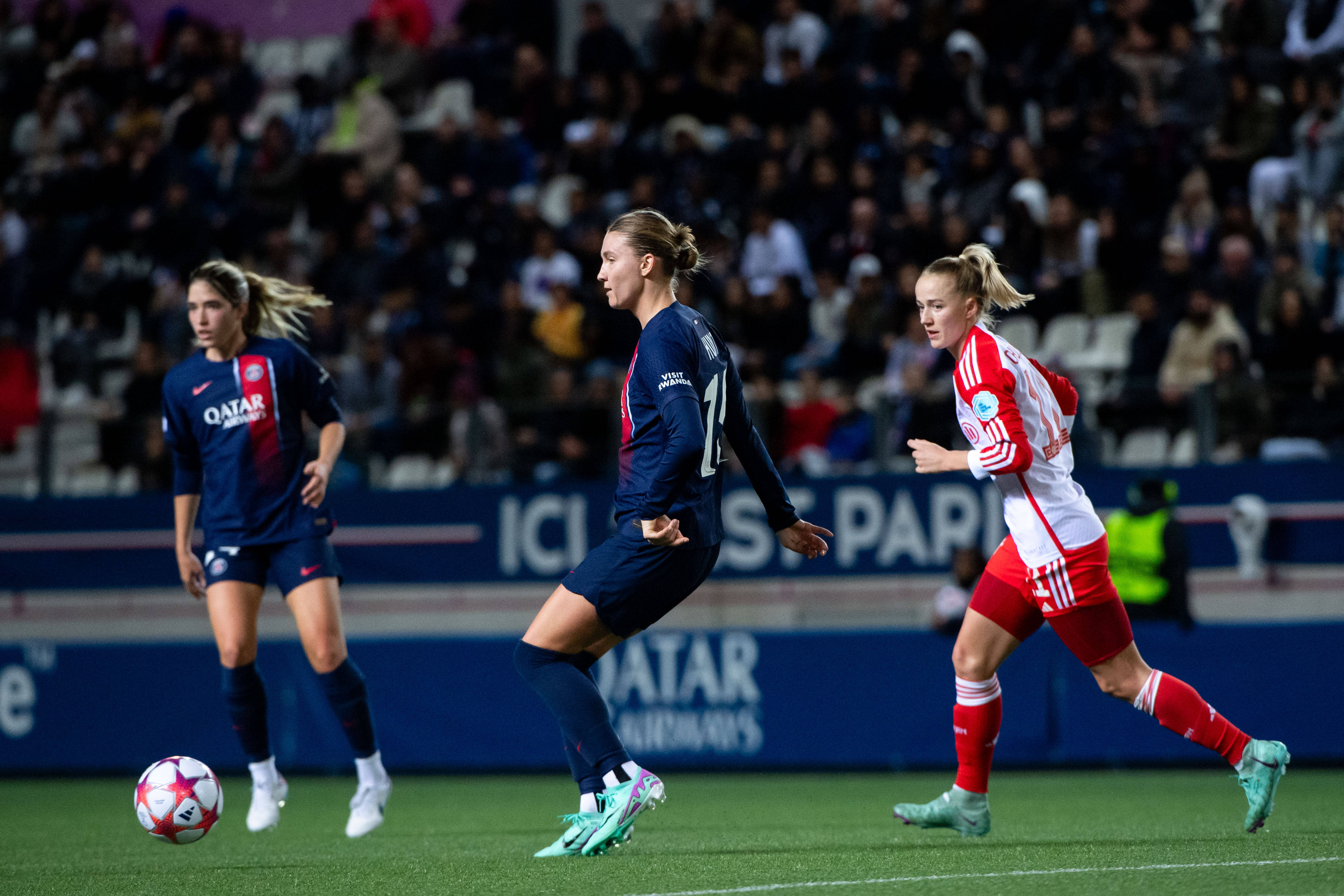 Clare Hunt Paris Saint Germain, 15 in duel with Lea Schueller FC Bayern Muenchen, 11 , FRA, Paris Saint Germain PSG vs FC Bayern Muenchen