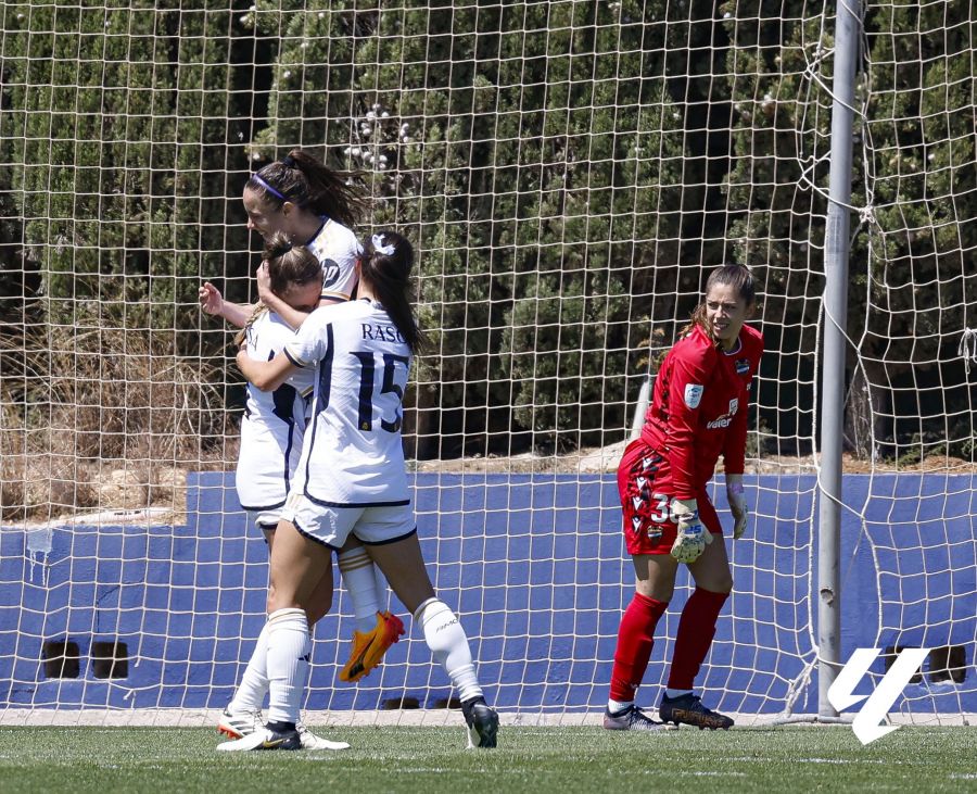 Hayley Raso celebrates with her Real Madrid teammates against Levante. (Photo: LigaF)