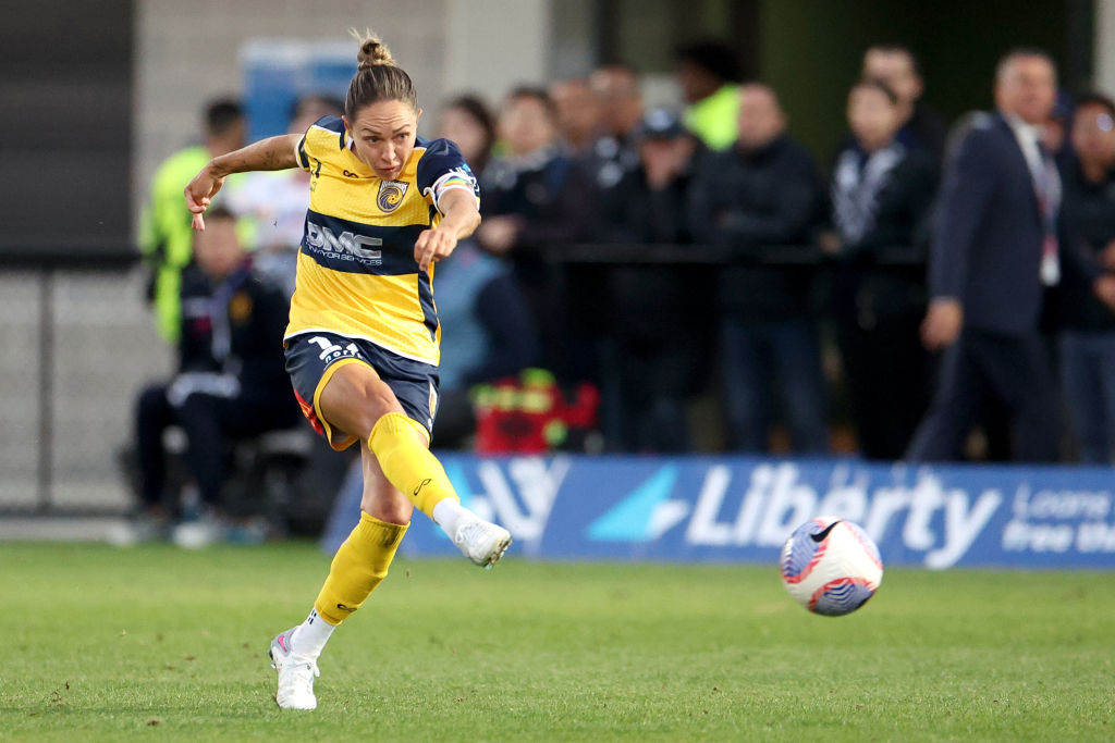 MELBOURNE, AUSTRALIA - APRIL 14: Kyah Simon of the Mariners shoots at goal during the A-League Women Elimination Final match between Melbourne Victory and Central Coast Mariners at Home Of The Matildas, on April 14, 2024, in Melbourne, Australia. (Photo by Jonathan DiMaggio/Getty Images)