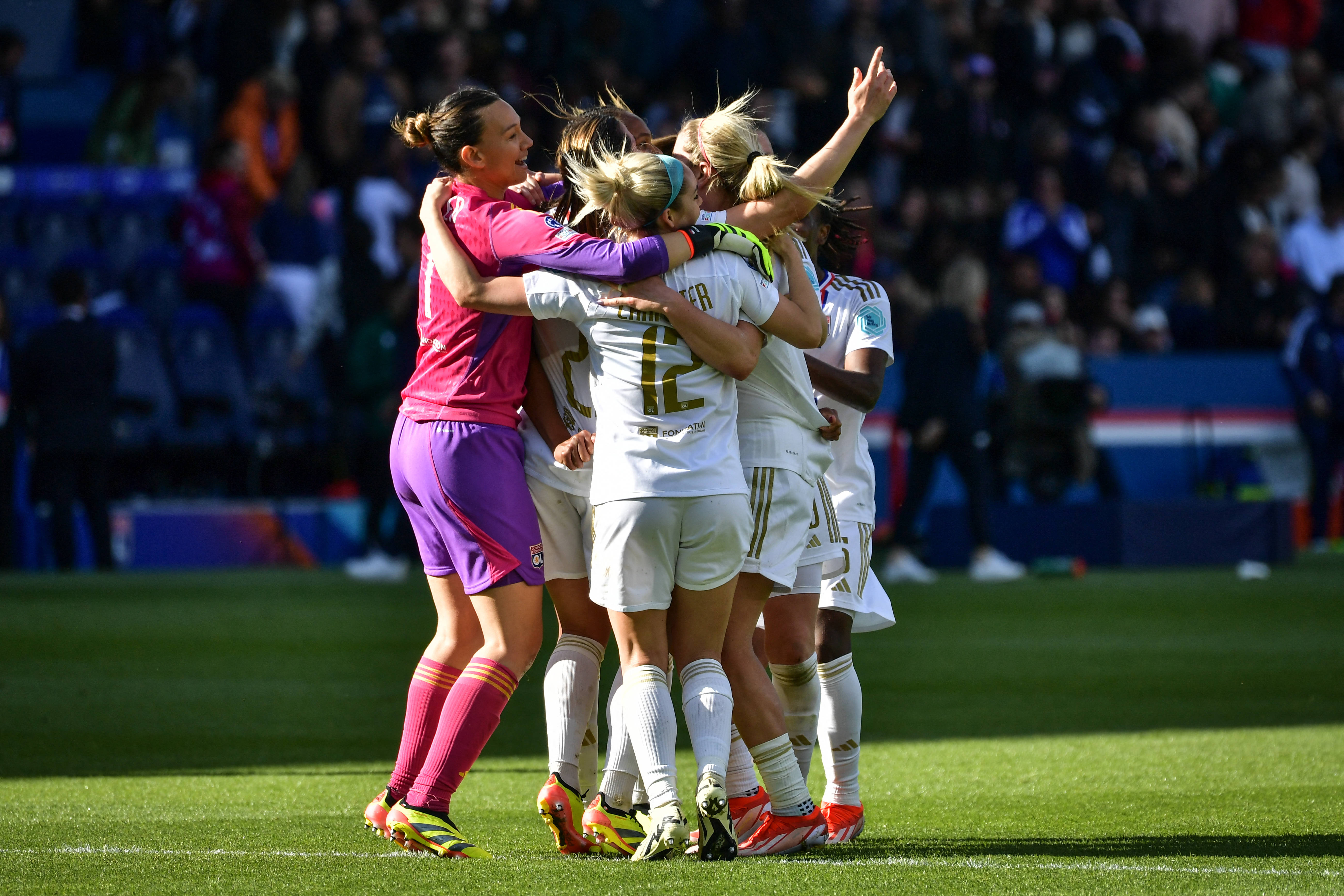 PSG vs Olympique Lyonnais Women Champions League FA Olympique Lyonnaiss players celebrate winning over Paris Saint-Germain at the end of the Women s UEFA Champions League football match at the Parc des Princes stadium in Paris, on April 28, 2024. Photo by Firas Abdullah ABACAPRESS