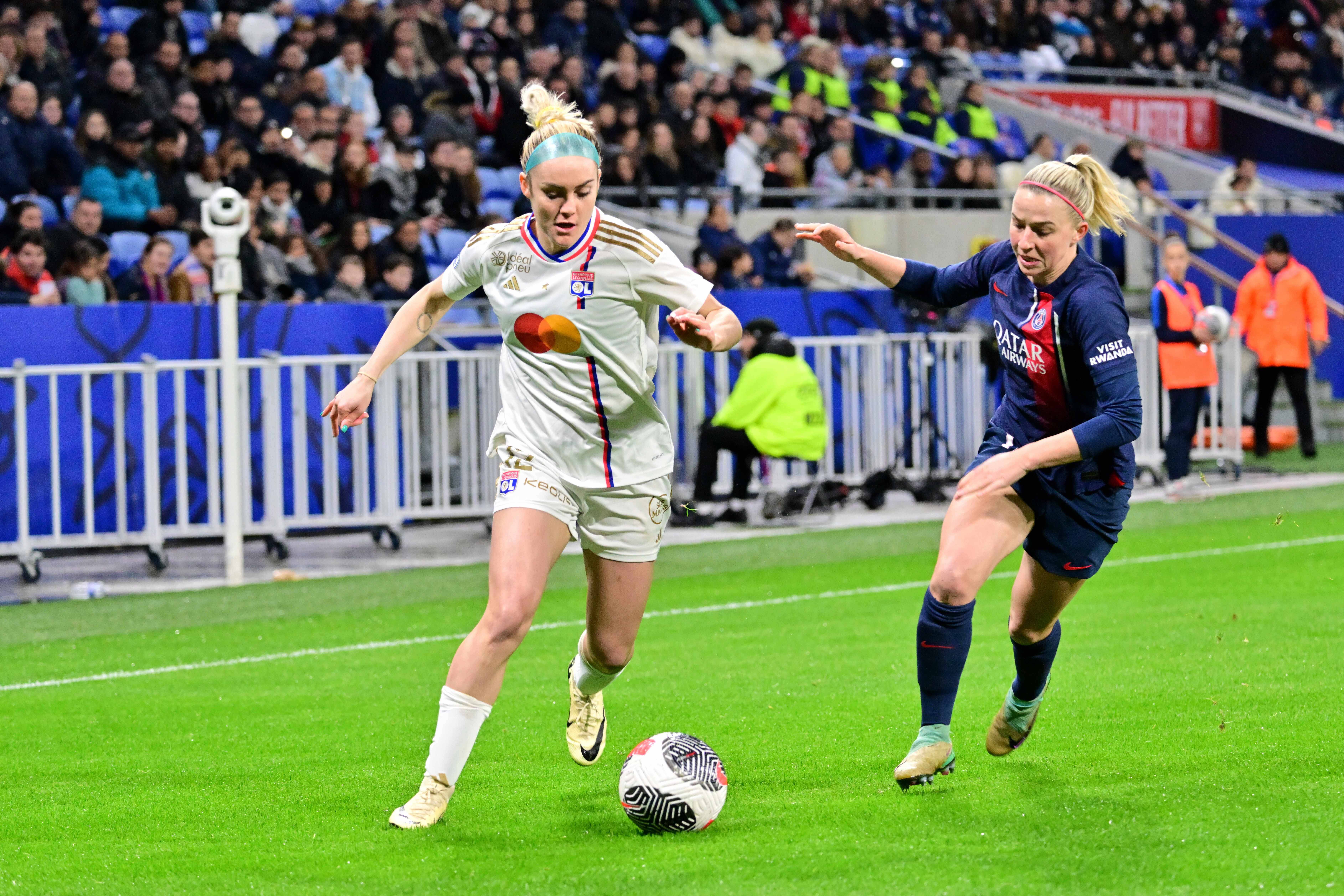 Lyon's Ellie Carpenter takes on PSG's Jackie Groenen. (Photo: PanoramiC via Imago)