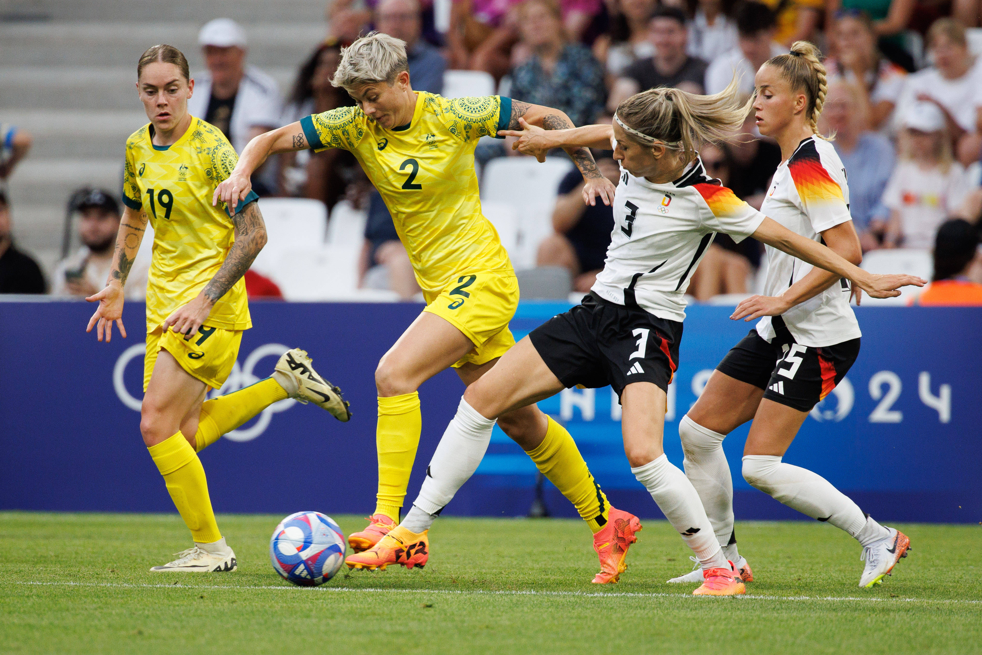 MICHELLE HEYMAN (2) of Australia and KATHRIN HENDRICH (3) of Germany in action during a Group B match of the 2024 Olympic Games, Olympische Spiele, Olympia, OS Football Tournament between Germany and Australia at the Marseille Stadium, Marseille, France. Germany defeated Australia 3:0 Marseille France - ZUMAl303 20240725_oly_l303_002 Copyright: xSydneyxLowx