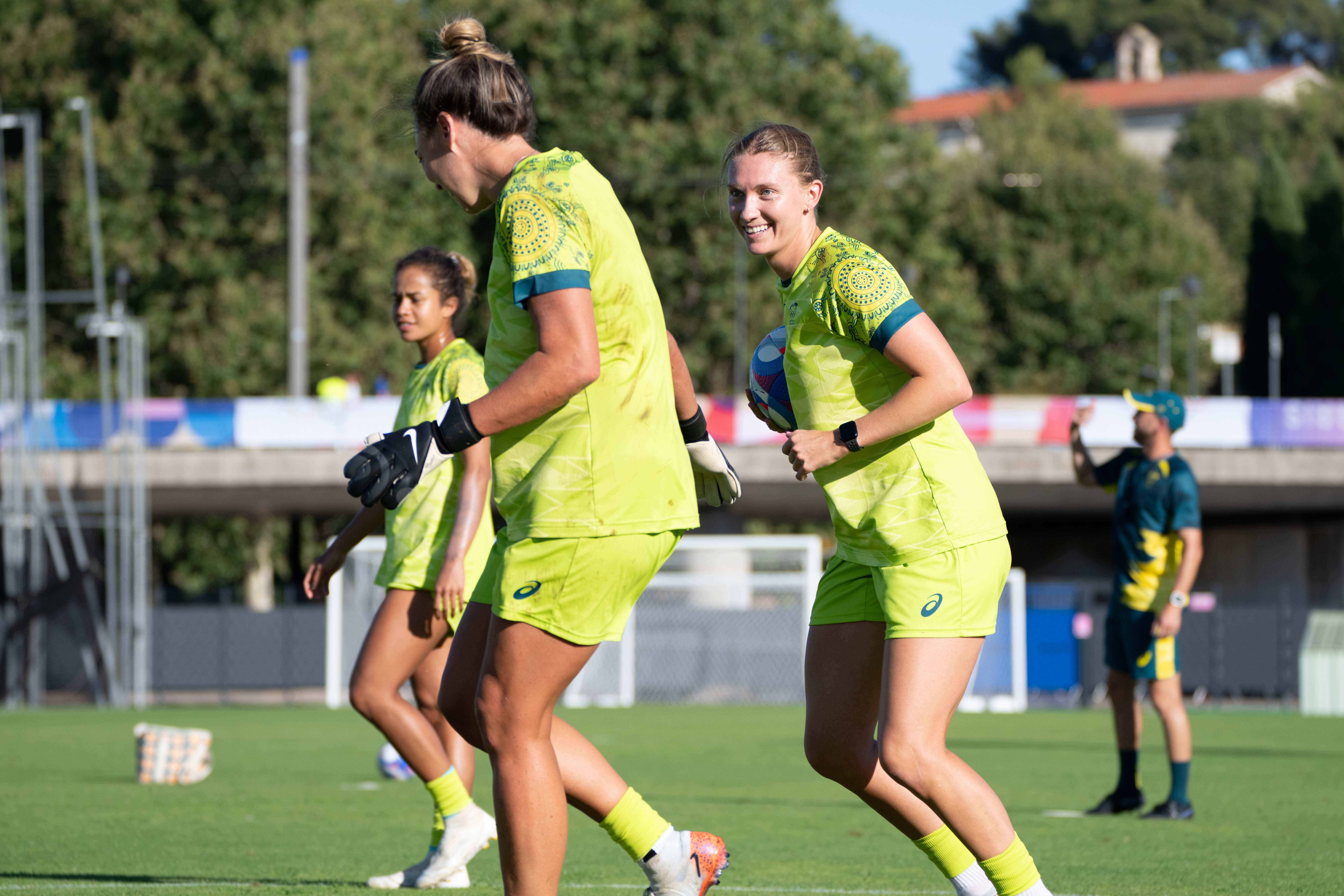 Mackenzie Arnold (L) and Clare Hunt (R) during MD-1 training in Marseille, France. (Photo: Ann Odong/Football Australia)