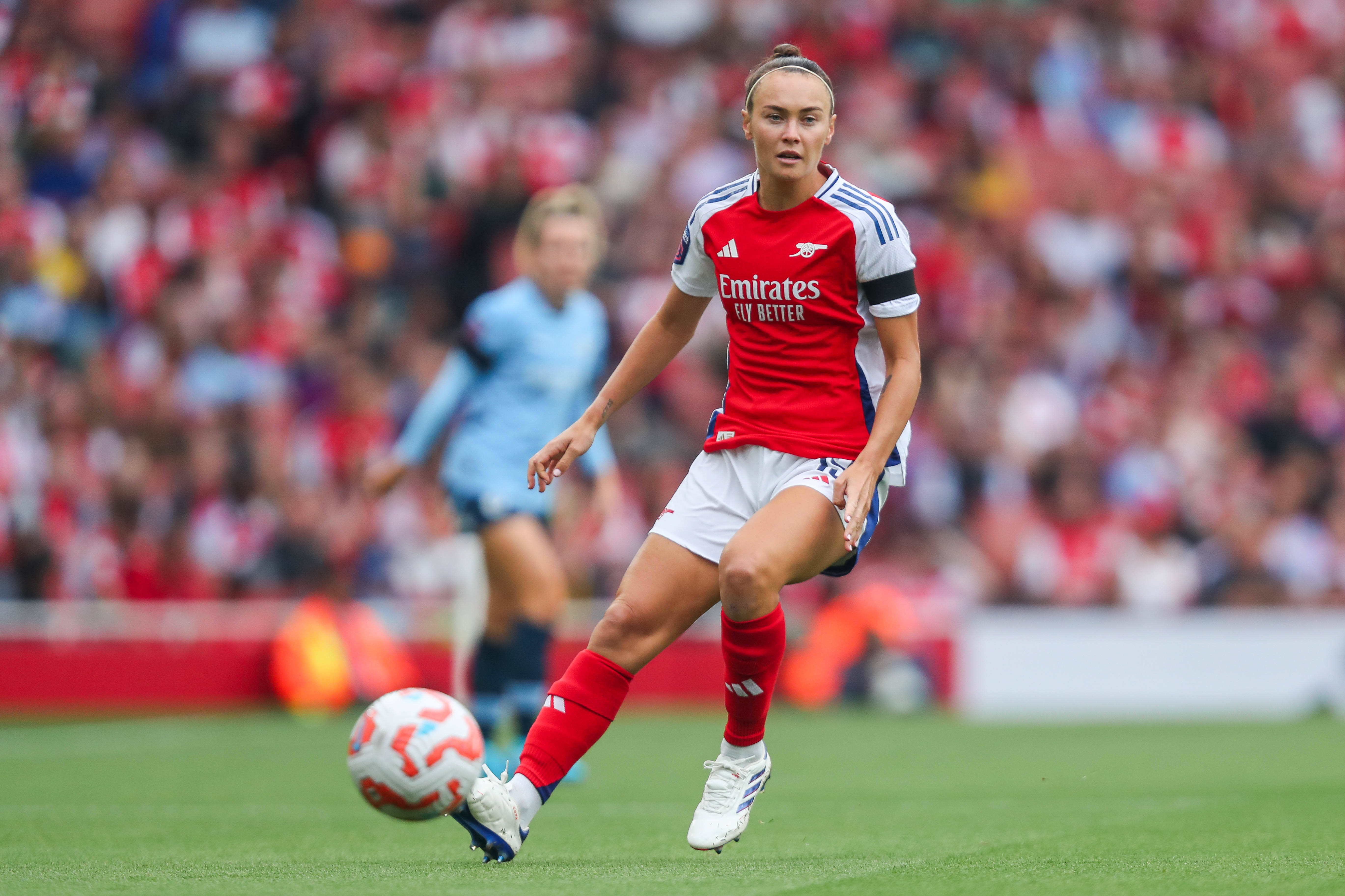 Caitlin Foord of Arsenal passes the ball during the The FA Women s Super League match Arsenal Women vs Manchester City Women at Emirates Stadium, London, United Kingdom, 22nd September 2024 (Photo by Izzy Poles/News Images) 