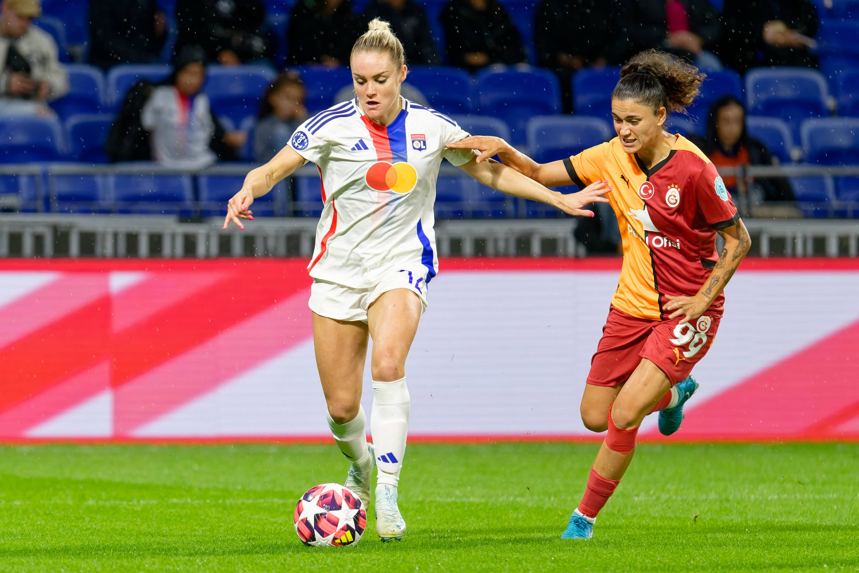 Ellie Carpenter (12 Olympique Lyonnais) and Benan Altintas (99 Galatasaray SK) battle for the ball (duel) during the Women™s Champions League game between Olympique Lyonnais and Galatasaray SK at Groupama Stadium in Lyon, France (Giuseppe Velletri SPP)
