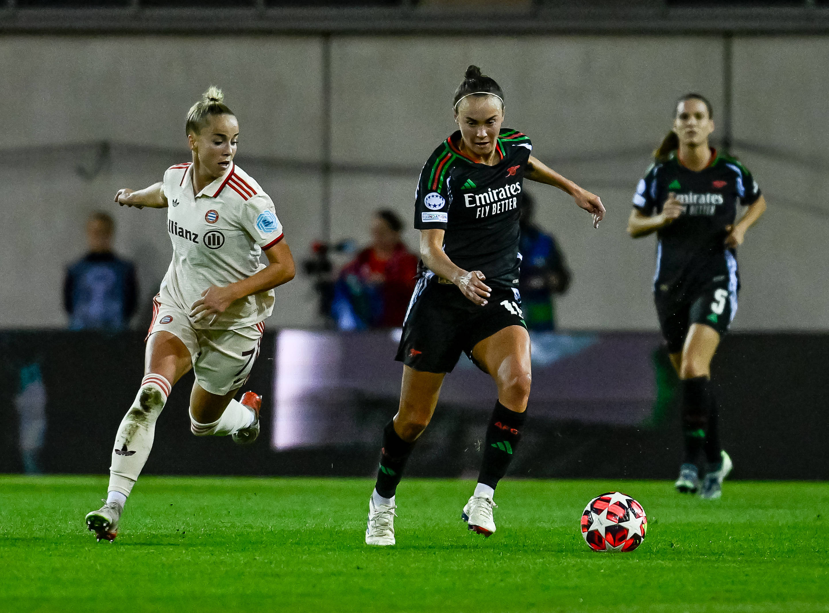 Caitlin Foord Arsenal Woman FC, 19 chased by Giulia Gwinn FC Bayern Muenchen Women, 7 GER, FC Bayern Muenchen vs Arsenal WFC, Football, UEFA Womans Champions League, Group C, Matchday 1, 2024 