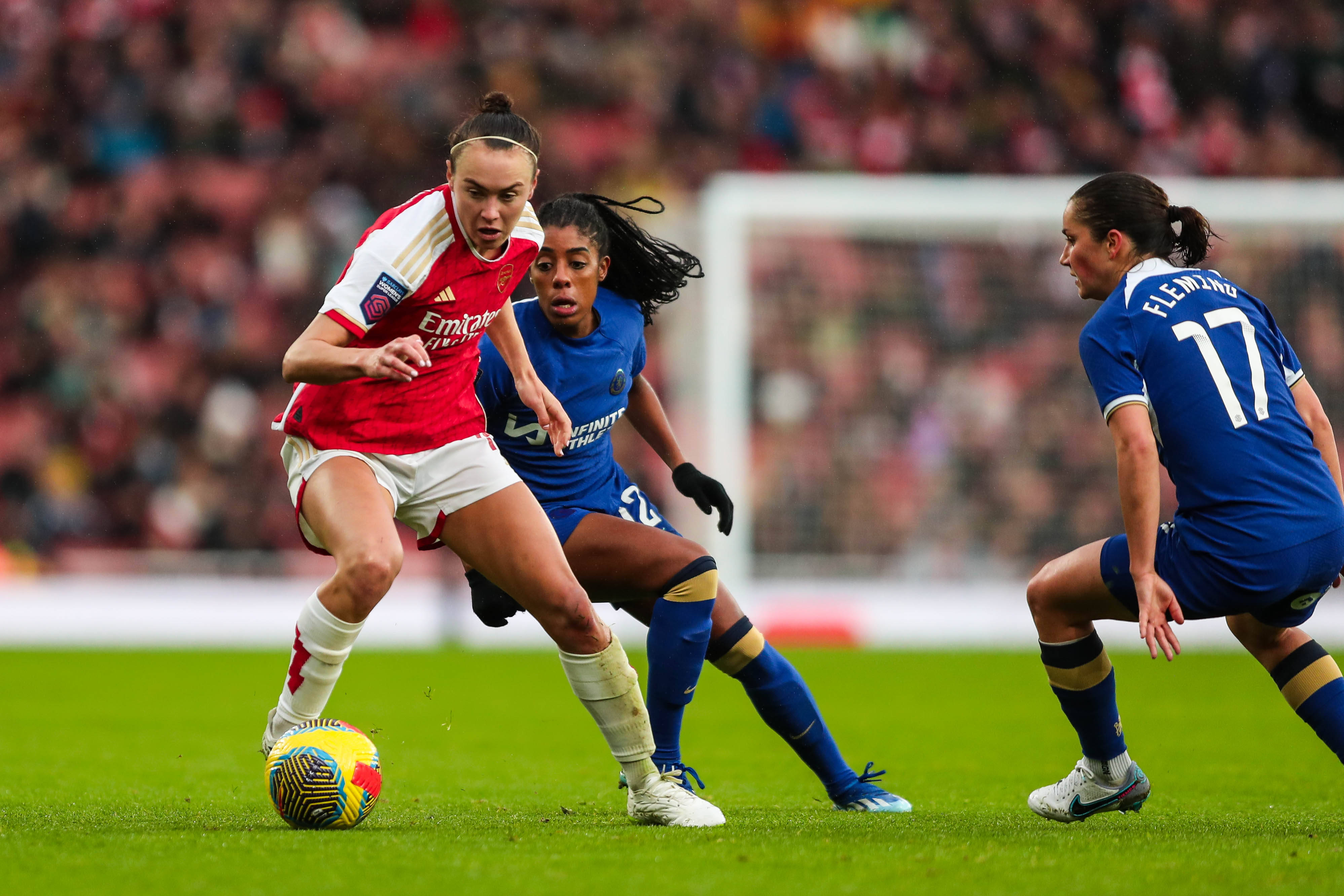 Arsenal Women FC v Chelsea Women FC Chelsea s Ashley Lawrence battles for the ball against Arsenal s Caitlin Foord during the Arsenal Women FC v Chelsea Women FC WSL match at the Emirates Stadium, London, England, United Kingdom on 10 December 2023 Editorial Use Only Copyright: xIMAGO EveryxSecondxMediax ESM-0866-0041
