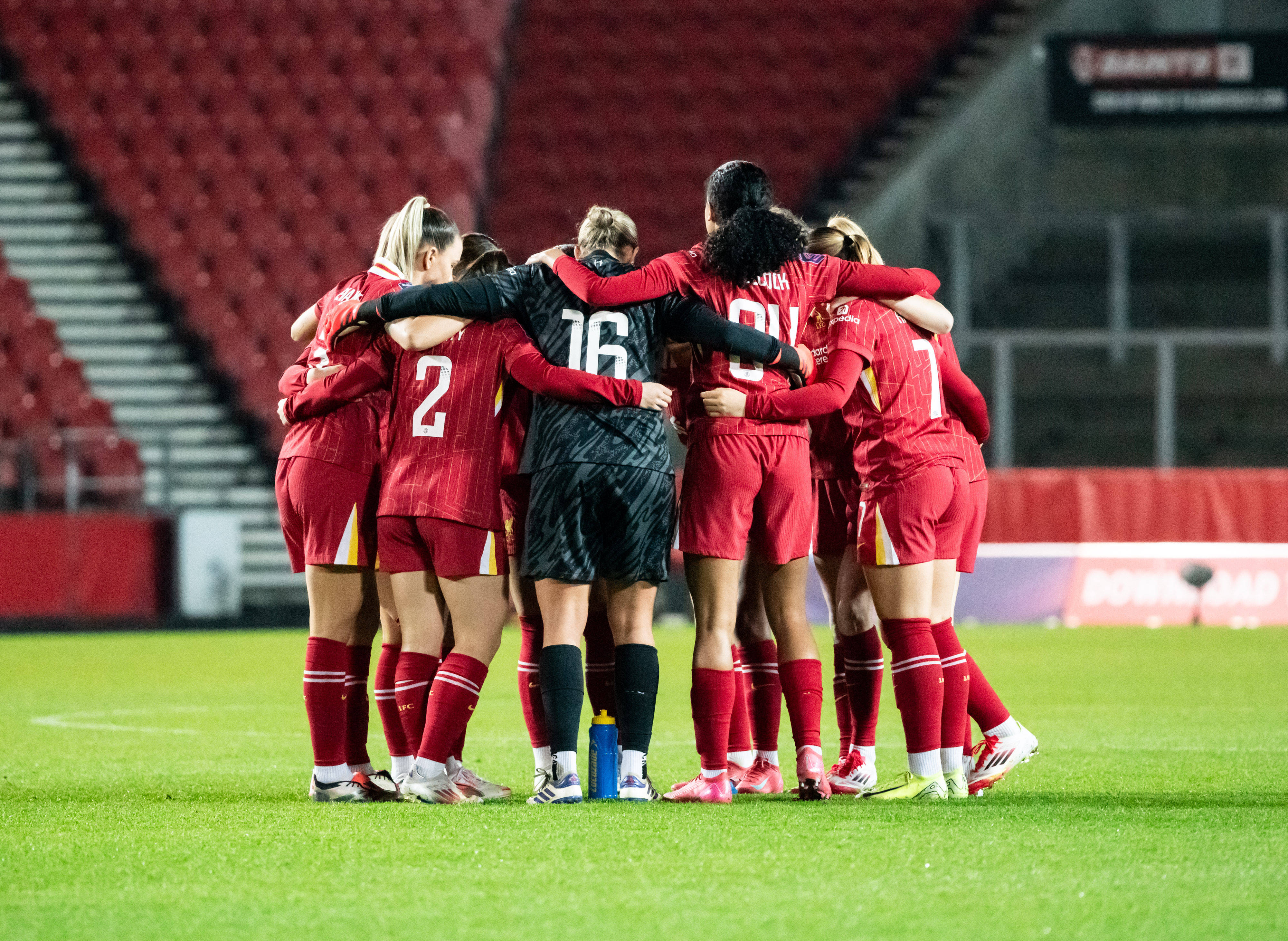 Liverpool Women v Brighton and Hove Albion Women Women s Super League 17 01 2025. Liverpool Team huddle before kick off during the Women s Super League match between Liverpool Women and Brighton and Hove Albion Women at Totally Wicked Stadium, St Helens, United Kingdom on 17 January 2025. St Helens Totally Wicked Stadium Merseyside United Kingdom Editorial use only DataCo restrictions apply See www.football-dataco.com , Copyright: xAndyxSimpsonx PSI-21259-0001