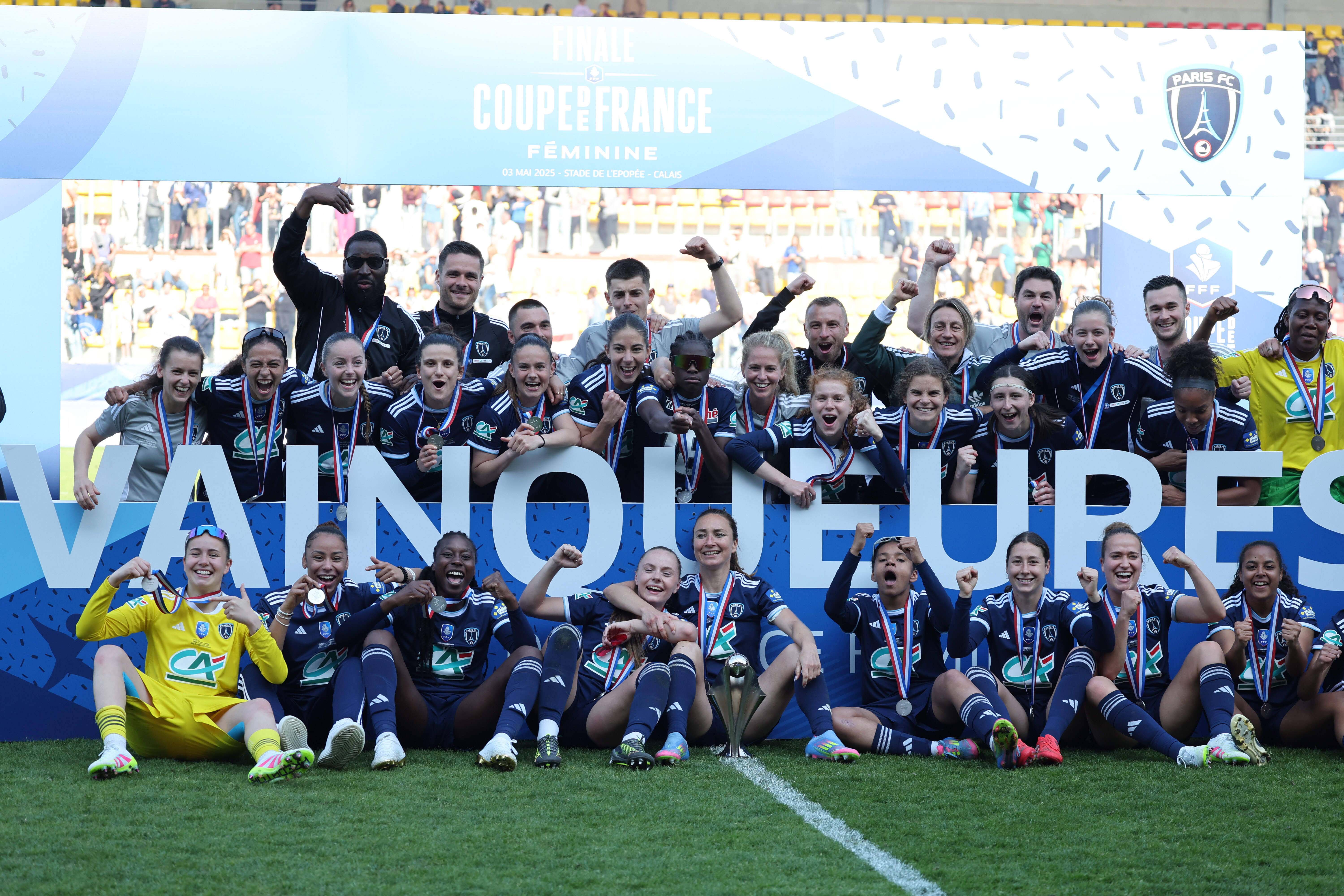 Sarah Hunter (front row) celebrates Paris FC's Coupe de France Féminine win. (Photo: Laurent Sanson / IMAGO / PsnewZ)