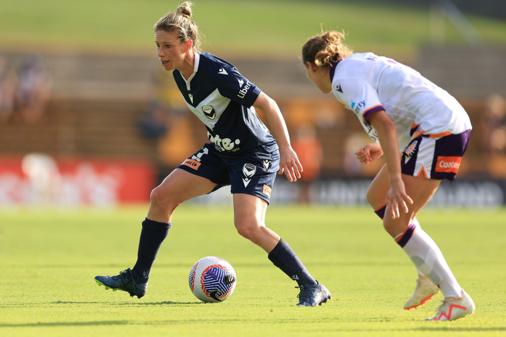 SYDNEY, AUSTRALIA - JANUARY 12: Elise Kellond-Knight of Victory controls the ball during the A-League Women round 12 match between Melbourne Victory and Perth Glory at Leichhardt Oval, on January 12, 2024, in Sydney, Australia. (Photo by Mark Evans/Getty Images)