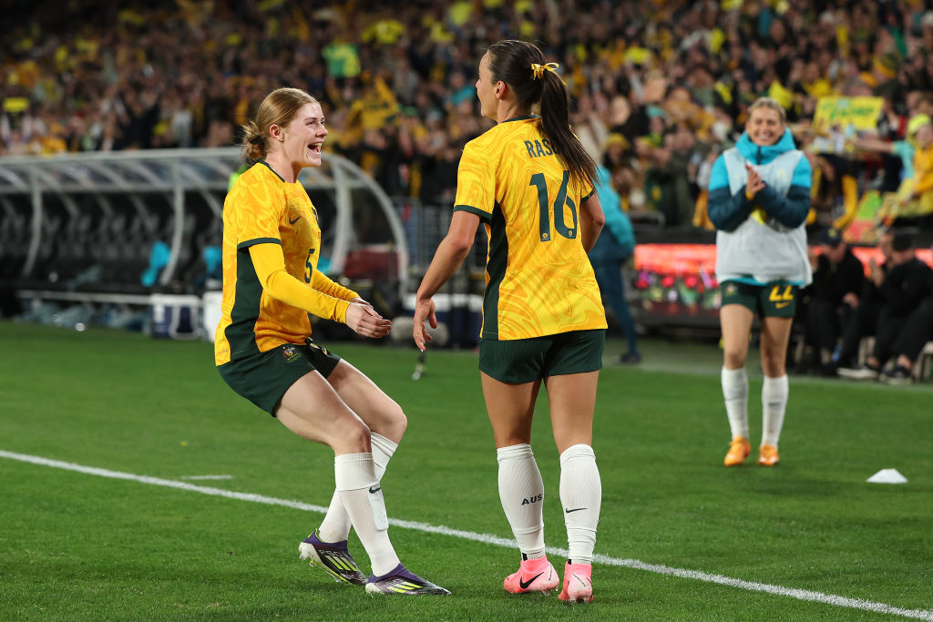 SYDNEY, AUSTRALIEN – 3. JUNI: Hayley Raso aus Australien feiert mit Cortnee Vine aus Australien, nachdem sie während des internationalen Freundschaftsspiels zwischen Australia Matildas und der VR China im Accor Stadium am 3. Juni 2024 in Sydney, Australien, ein Tor erzielt haben. (Foto von Mark Metcalfe/Getty Images)