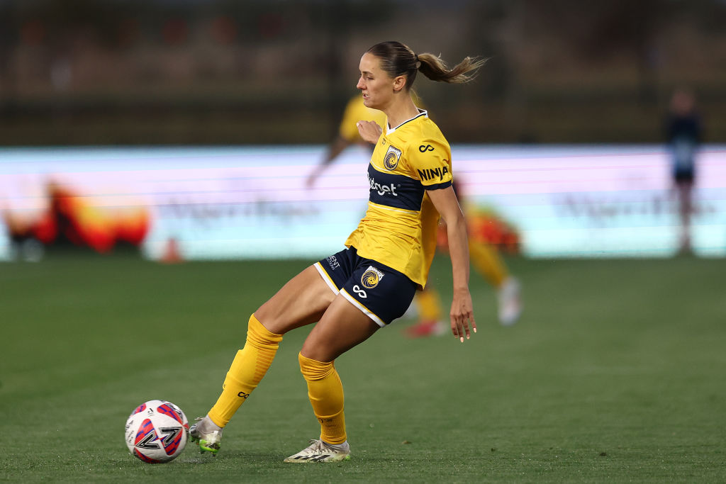 MELBOURNE, AUSTRALIA - NOVEMBER 08: Jessika Nash of the Mariners in action during the round two A-League Women's match between Western United and Central Coast Mariners at Ironbark Fields on November 08, 2024 in Melbourne, Australia. (Photo by Graham Denholm/Getty Images)