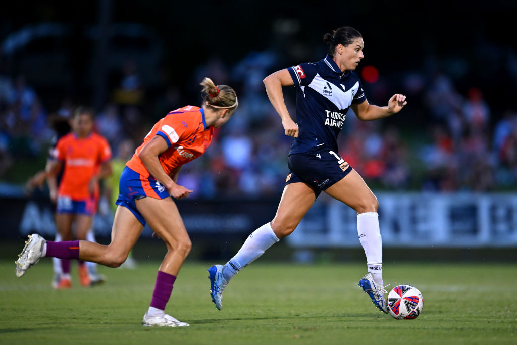 BRISBANE, AUSTRALIA - JANUARY 08: Emily Gielnik of Melbourne dribbles the ball during the round nine A-League Women's match between Brisbane Roar and Melbourne Victory at Perry Park, on January 08, 2025, in Brisbane, Australia. (Photo by Albert Perez/Getty Images)