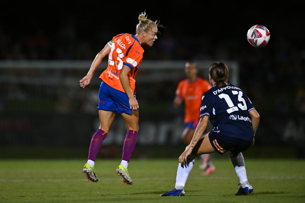 BRISBANE, AUSTRALIA - JANUARY 08: Tameka Yallop of Brisbane heads the ball during the round nine A-League Women's match between Brisbane Roar and Melbourne Victory at Perry Park, on January 08, 2025, in Brisbane, Australia. (Photo by Albert Perez/Getty Images)