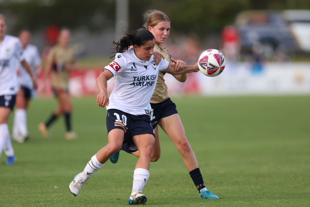 NEWCASTLE, AUSTRALIA - JANUARY 11: Claire Adams of the Jets competes for the ball with Alexandra Chidiac of Melbourne Victory during the round 11 A-League Women's match between Newcastle Jets and Melbourne Victory at No.2 Sportsground, on January 11, 2025, in Newcastle, Australia. (Photo by Scott Gardiner/Getty Images)