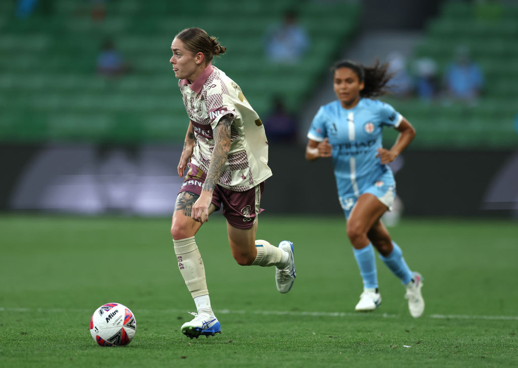 MELBOURNE, AUSTRALIA - JANUARY 11: Sharn Freier of the Brisbane Roar runs with the ball during the round 11 A-League Women's match between Melbourne City and Brisbane Roar at AAMI Park, on January 11, 2025, in Melbourne, Australia. (Photo by Robert Cianflone/Getty Images)