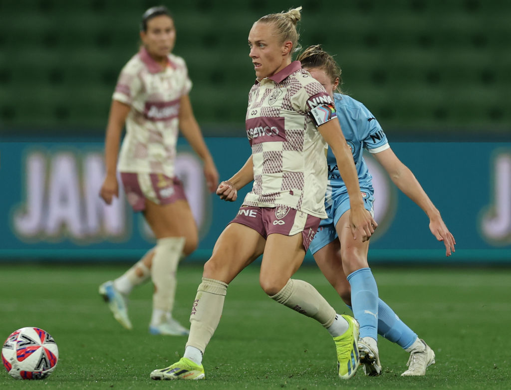 MELBOURNE, AUSTRALIA - JANUARY 11: Tameka Yallop of the Brisbane Roar controls the ball during the round 11 A-League Women's match between Melbourne City and Brisbane Roar at AAMI Park, on January 11, 2025, in Melbourne, Australia. (Photo by Robert Cianflone/Getty Images)