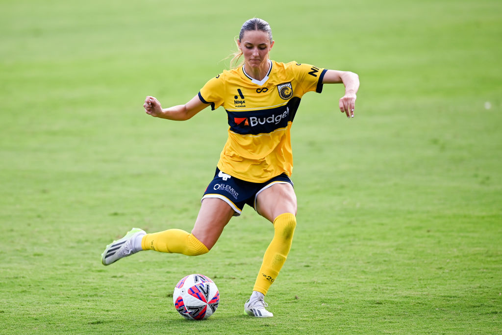 SYDNEY, AUSTRALIA - JANUARY 12: Jessika Nash of the Mariners controls the ball during the round 11 A-League Women's match between Western Sydney Wanderers and Central Coast Mariners at Wanderers Football Park, on January 12, 2025, in Sydney, Australia. (Photo by Izhar Khan/Getty Images)