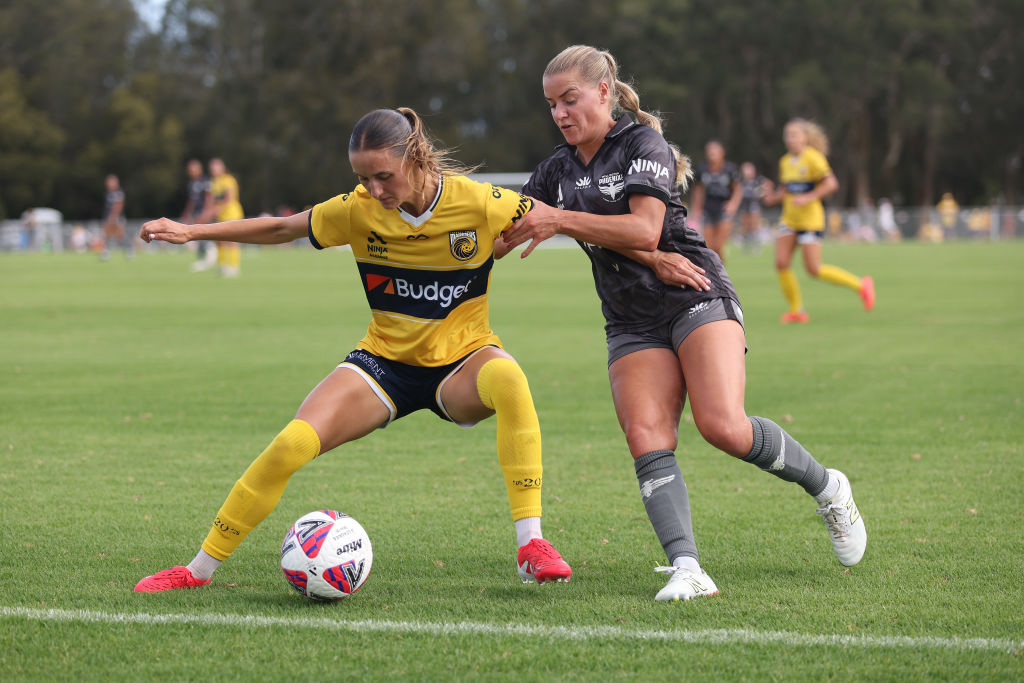 CENTRAL COAST, AUSTRALIA - JANUARY 26: Olivia Fergusson of the Phoenix competes for the ball with Jessika Nash of the Mariners during the round 13 A-League Women's match between Central Coast Mariners and Wellington Phoenix at Woy Woy Oval, on January 26, 2025, in Central Coast, Australia. (Photo by Scott Gardiner/Getty Images)