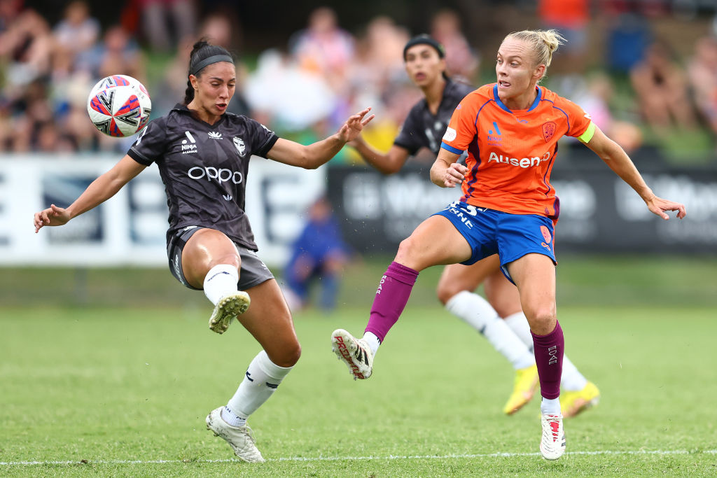 BRISBANE, AUSTRALIA - FEBRUARY 02: Tameka Yallop of the Roar kicks during the round 14 A-League Women's match between Brisbane Roar and Wellington Phoenix at Perry Park, on February 02, 2025, in Brisbane, Australia. (Photo by Chris Hyde/Getty Images)