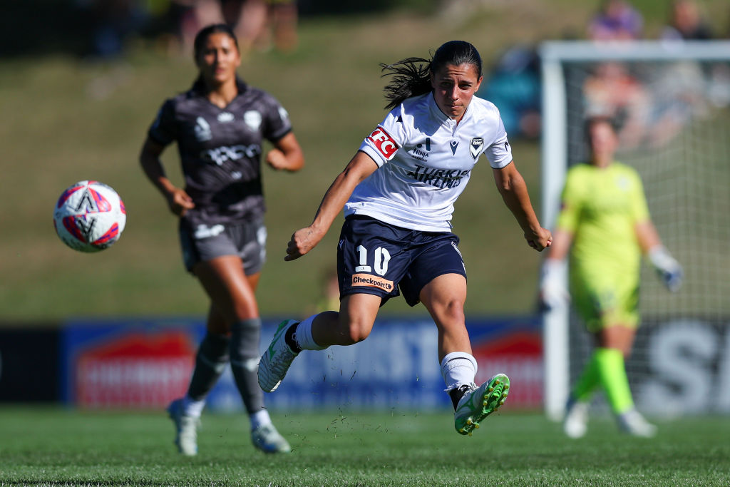 WELLINGTON, NEW ZEALAND - FEBRUARY 08: Alex Chidiac of the Victory passes during the round 15 A-League Women's match between Wellington Phoenix and Melbourne Victory at Porirua Park, on February 08, 2025, in Wellington, New Zealand. (Photo by Hagen Hopkins/Getty Images)