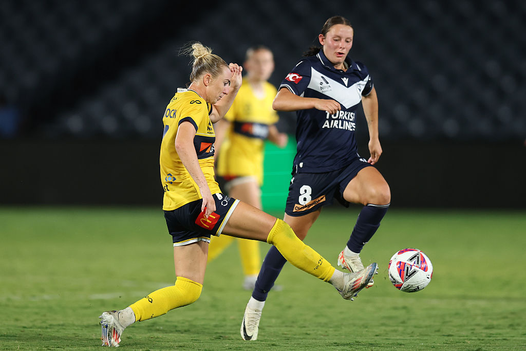 GOSFORD, AUSTRALIA - APRIL 11: Jade Pennock of the Mariners competes for the ball with Alana Murphy of Melbourne Victory during the round 22 A-League Women's match between Central Coast Mariners and Melbourne Victory at Industree Group Stadium, on April 11, 2025, in Gosford, Australia. (Photo by Scott Gardiner/Getty Images)