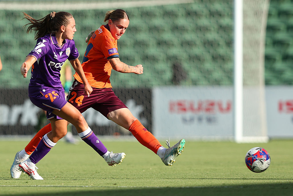 PERTH, AUSTRALIA - NOVEMBER 07: Julia Sardo of the Glory passes the ball against Sharn Freier of the Roar during the round 2 A-League Women match between Perth Glory and Brisbane Roar at HBF Park, on November 07, 2025, in Perth, Australia. (Photo by Paul Kane/Getty Images)