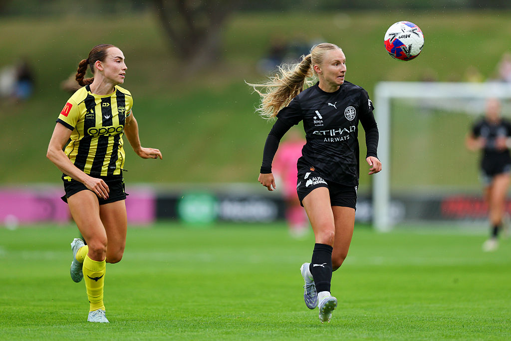 WELLINGTON, NEW ZEALAND - JANUARY 10: Holly McNamara of Melbourne City attempts to evade Mackenzie Barry of the Phoenix during the round 12 A-League Women match between Wellington Phoenix and Melbourne City at Porirua Park, on January 10, 2026, in Wellington, New Zealand. (Photo by Hagen Hopkins/Getty Images)