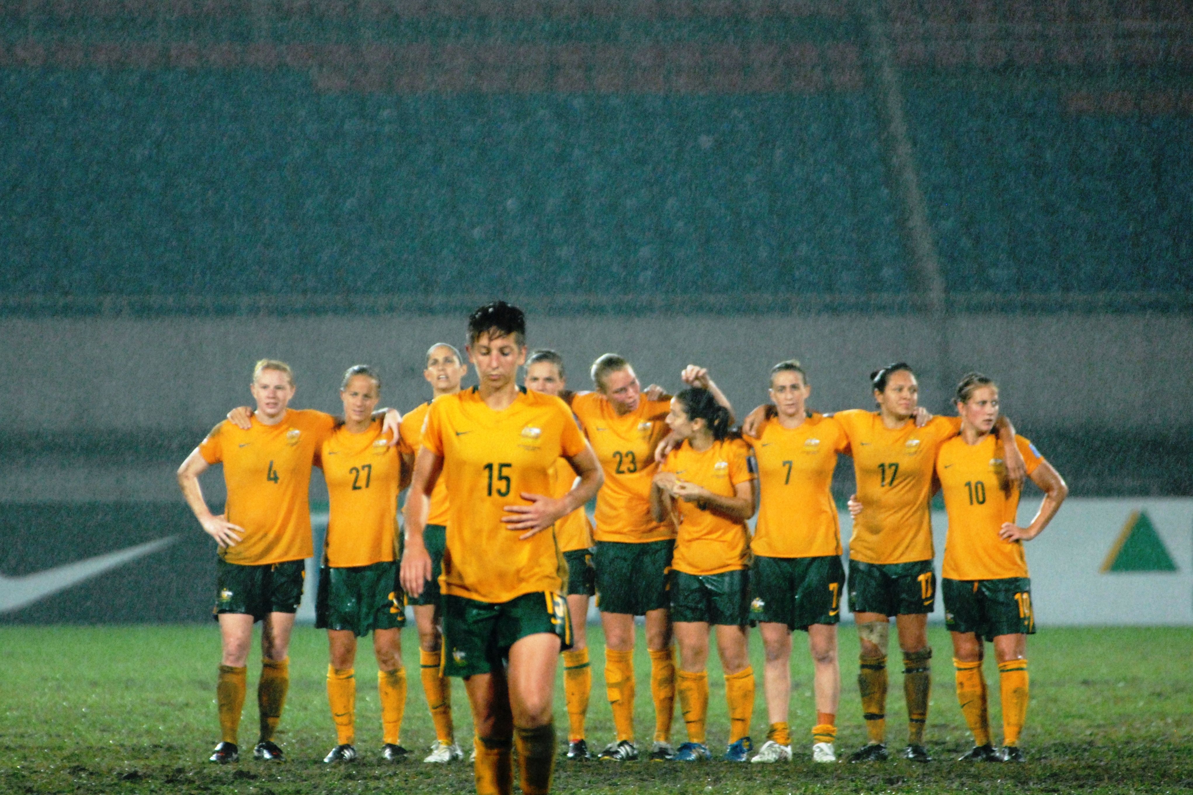 The team watches on as Sally Shipard walks up to take Australia's first penalty (Photo: Paul Lau)