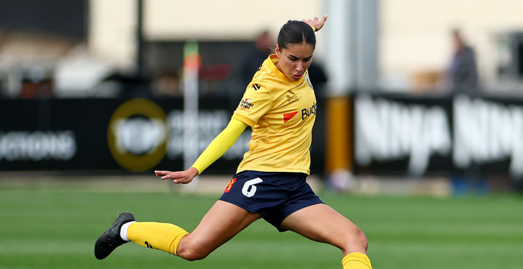 MELBOURNE, AUSTRALIA - NOVEMBER 15: Isabel Gomez of the Mariners kicks during the round three A-League Women match between Melbourne Victory and Central Coast Mariners at Home of the Matildas, on November 15, 2025, in Melbourne, Australia. (Photo by Josh Chadwick/Getty Images)