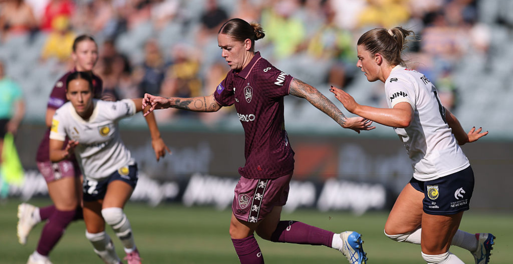 GOSFORD, AUSTRALIA - DECEMBER 31: Sharn Freier of the Roar with the ball during the round 10 A-League Women match between Central Coast Mariners and Brisbane Roar at Polytec Stadium, on December 31, 2025, in Gosford, Australia. (Photo by Scott Gardiner/Getty Images)