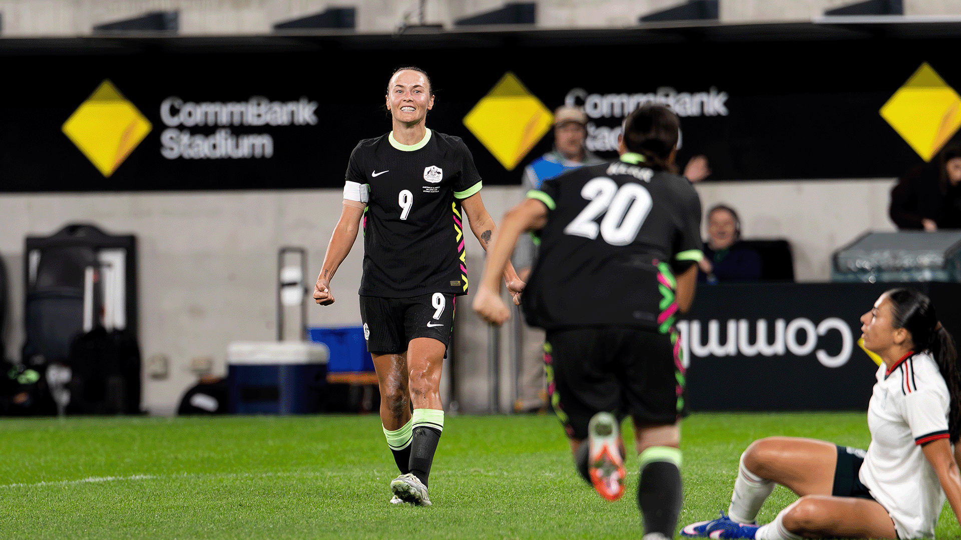 Caitlin Foord signs new deal with Arsenal
