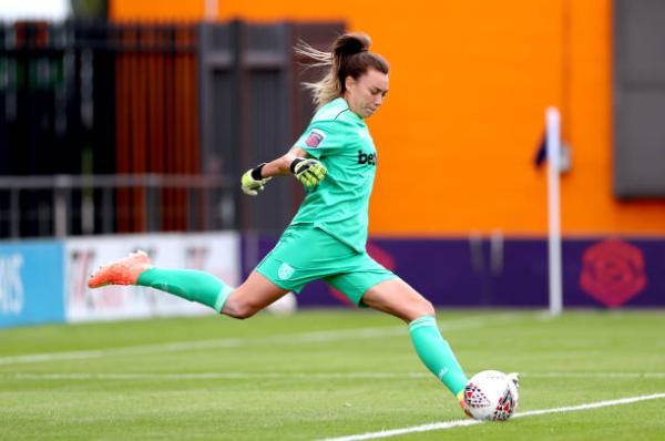 Mackenzie Arnold takes a goal kick for West Ham 