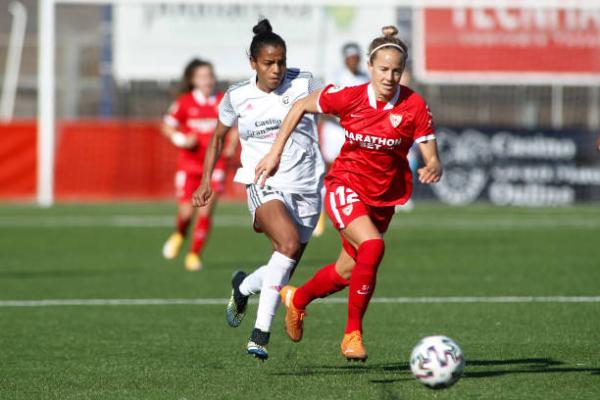 Aivi Luik playing for Sevilla 