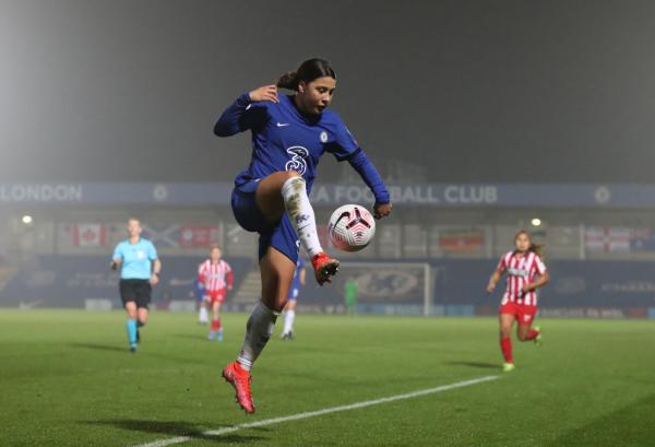 Sam Kerr controls the ball v Atletico Madrid UWCL round of 16 
