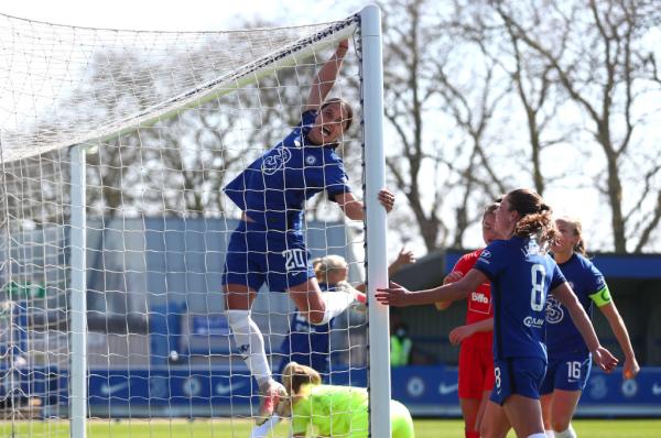 Sam Kerr celebrates Chelsea goal 