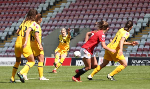 Alanna Kennedy takes a free kick for Tottenham 