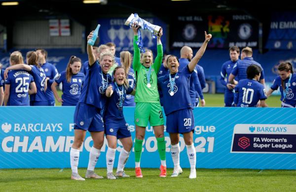 Sam Kerr celebrates Chelsea's title with team mates 