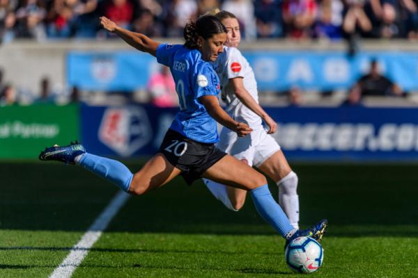 Sam Kerr takes on Emily Sonnet for Chicago Red Stars