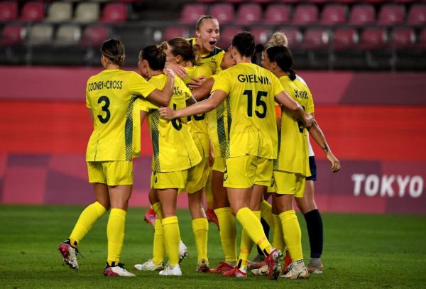 Sam Kerr (R) is celebrated her goal by teammates making it 4-2 lead during the extra second half of the Tokyo 2020 Olympic Games women's quarter-final football match between Britain and Australia at Ibaraki Kashima Stadium in Kashima city, Ibaraki prefecture on July 30, 2021. - - Japan OUT (Photo by SHINJI AKAGI / JIJI PRESS / AFP) / Japan OUT (Photo by SHINJI AKAGI/JIJI PRESS/AFP via Getty Images)