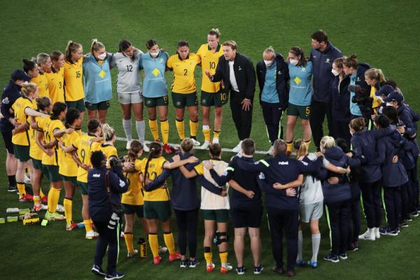 Matildas head coach Tony Gustavsson speaks to players in a huddle after the Women's International Friendly match between the Australia Matildas and Brazil at CommBank Stadium on October 26, 2021 in Sydney, Australia. (Photo by Matt King/Getty Images)